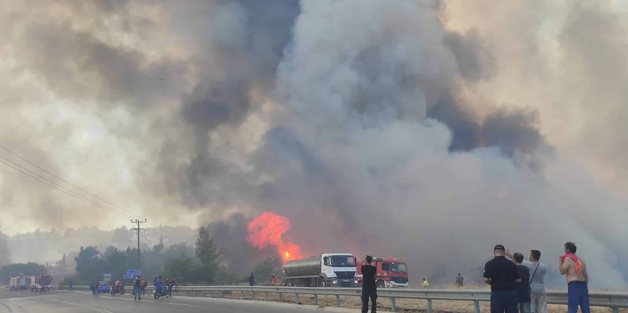 Καίγονται σπίτια στο Άνω Αλεποχώρι από τη φωτιά στα Μέγαρα