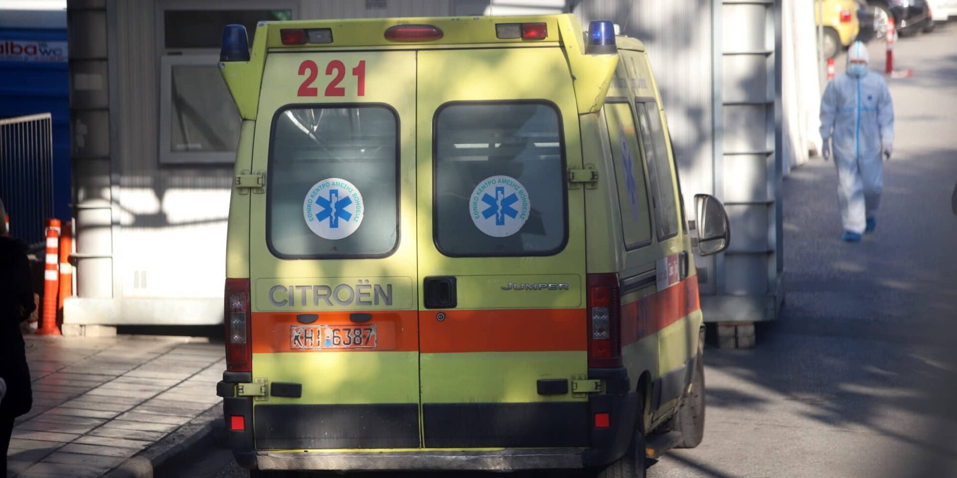 Ένα ασθενοφόρο έξω από το Ιπποκράτειο Νοσοκομείο στη Θεσσαλονίκη