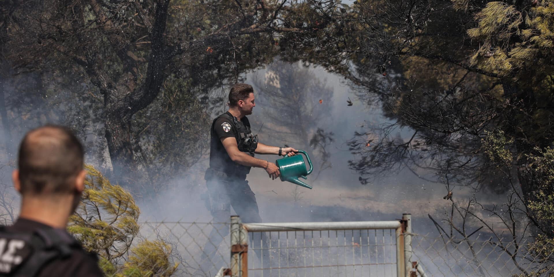 Αστυνομικοί επιχειρούν στη φωτιά της Πεντέλης