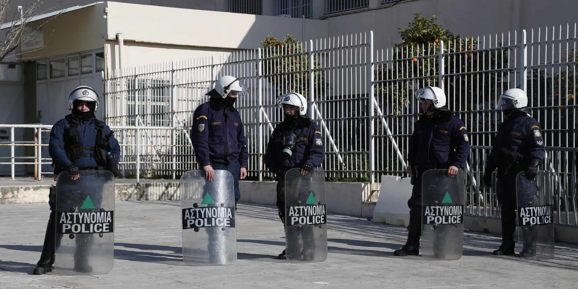 Αστυνομικοί έξω από το δικαστήριο των φυλακών Κορυδαλλού