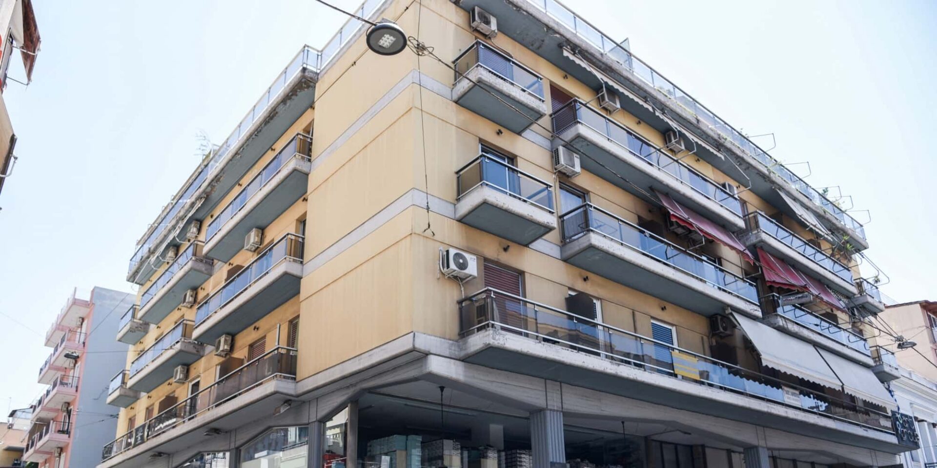 Η πολυκατοικία από την οποία έπεσε και σκοτώθηκε η 29χρονη στην Πάτρα