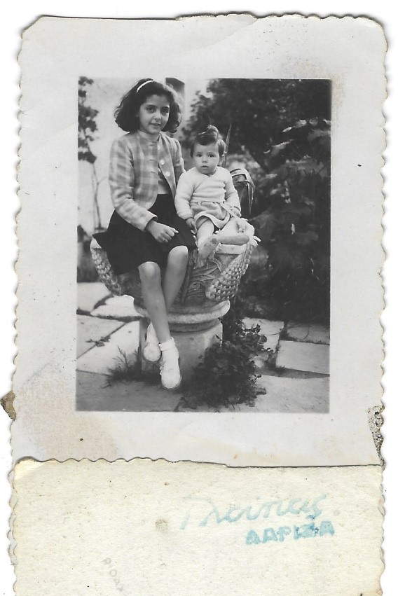 Η Άννα Βαγενά και η αδερφή της σε μια ασπρόμαυρη φωτογραφία
