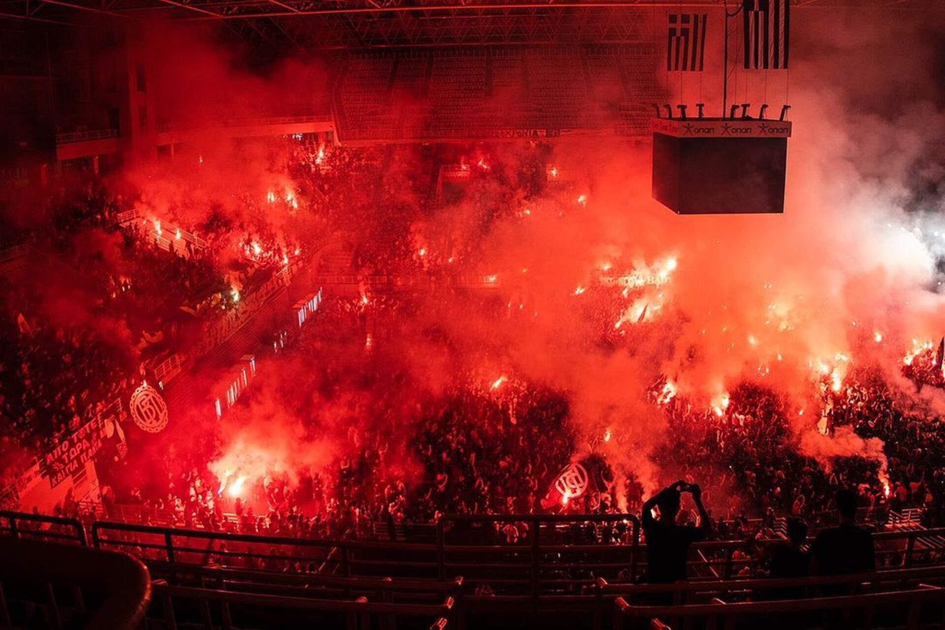 Κόσμος με καπνογόνα στο λάιβ των Βήτα Πεις για τα 20 χρόνια