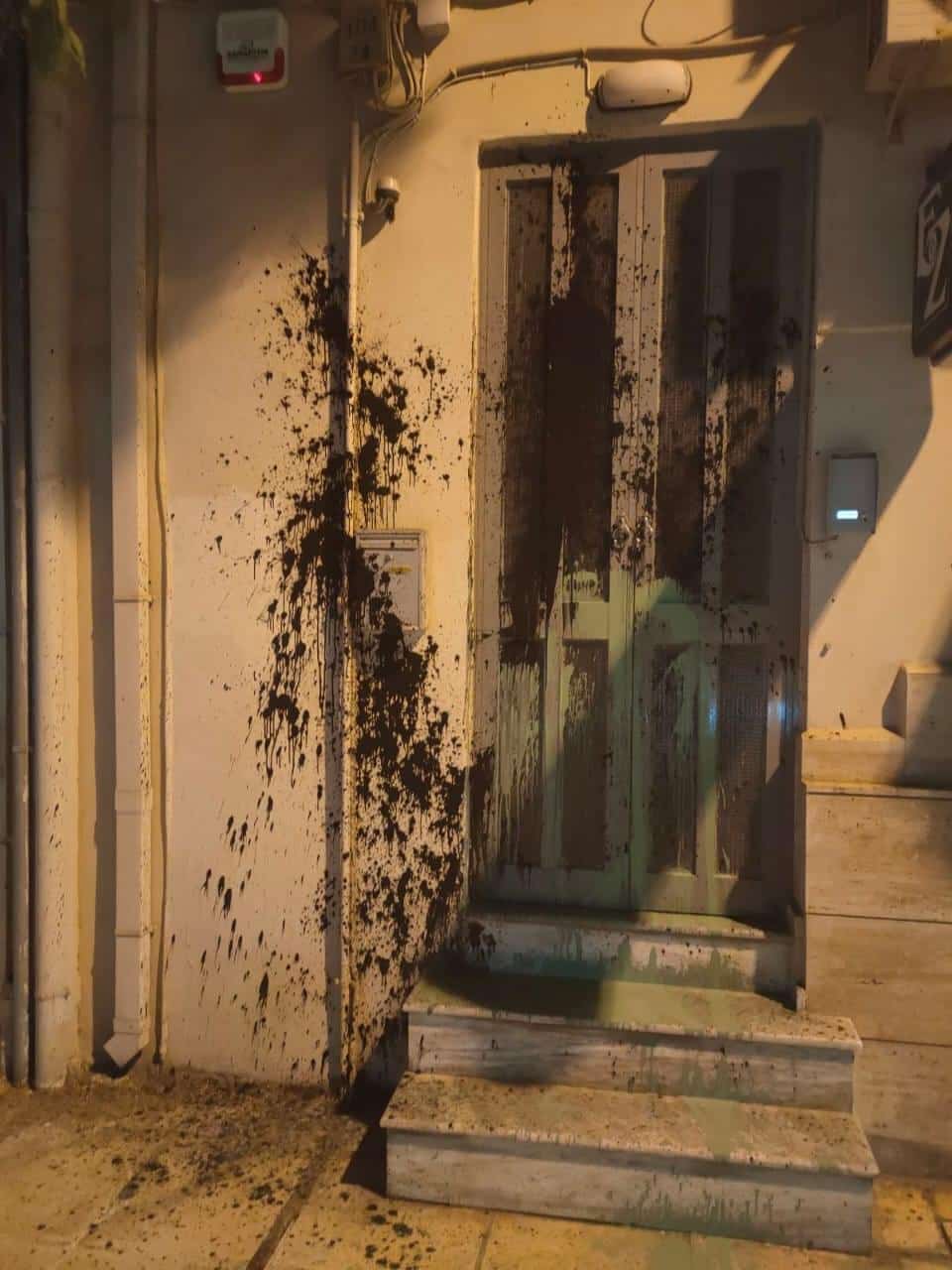 Επίθεση με μπογιές στο σπίτι του Νικόλα Γιατρομανωλάκη και το γραφείο του Βασίλη Διγαλάκη