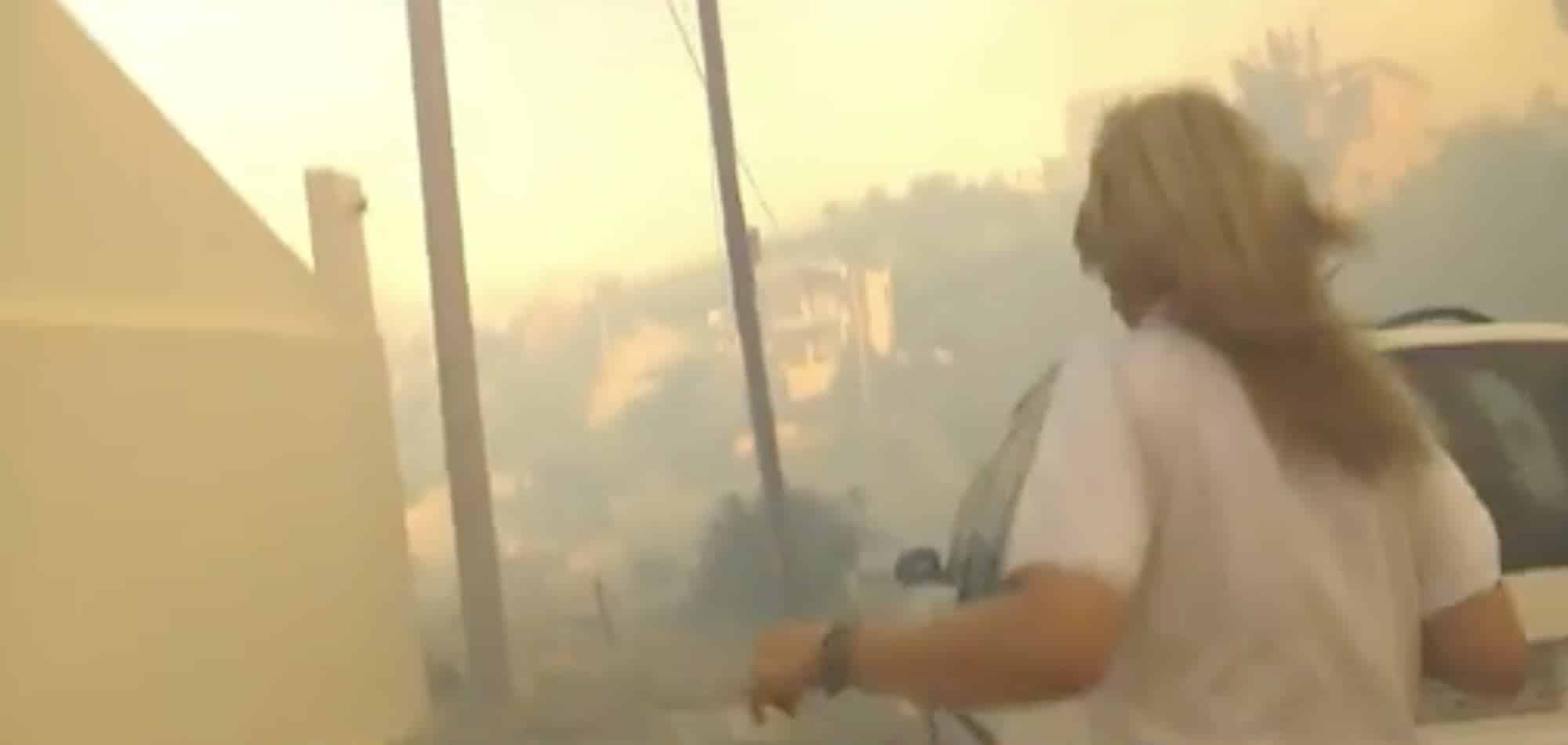 Δημοσιογράφος τρέχει να σωθεί στη φωτιά στην Πεντέλη