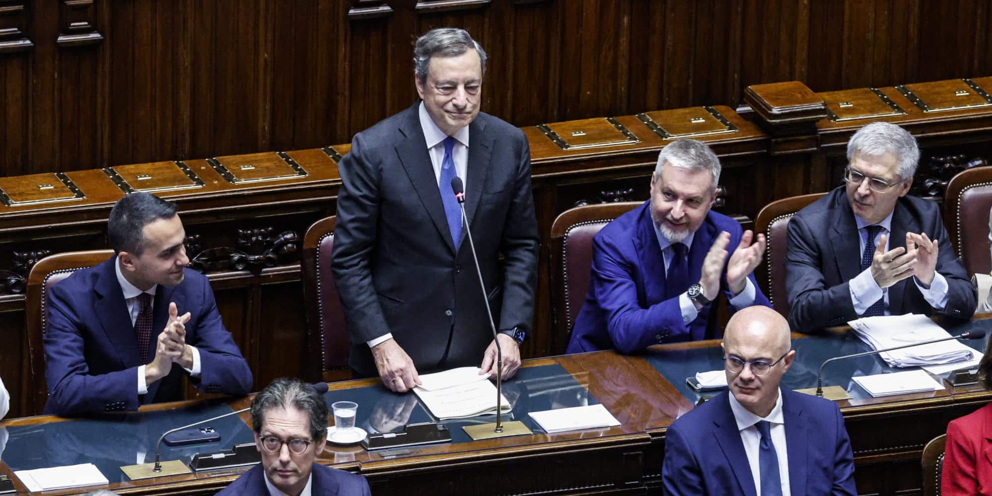 Ο Μάριο Ντράγκι χειροκροτείται στην ολομέλεια της Βουλής