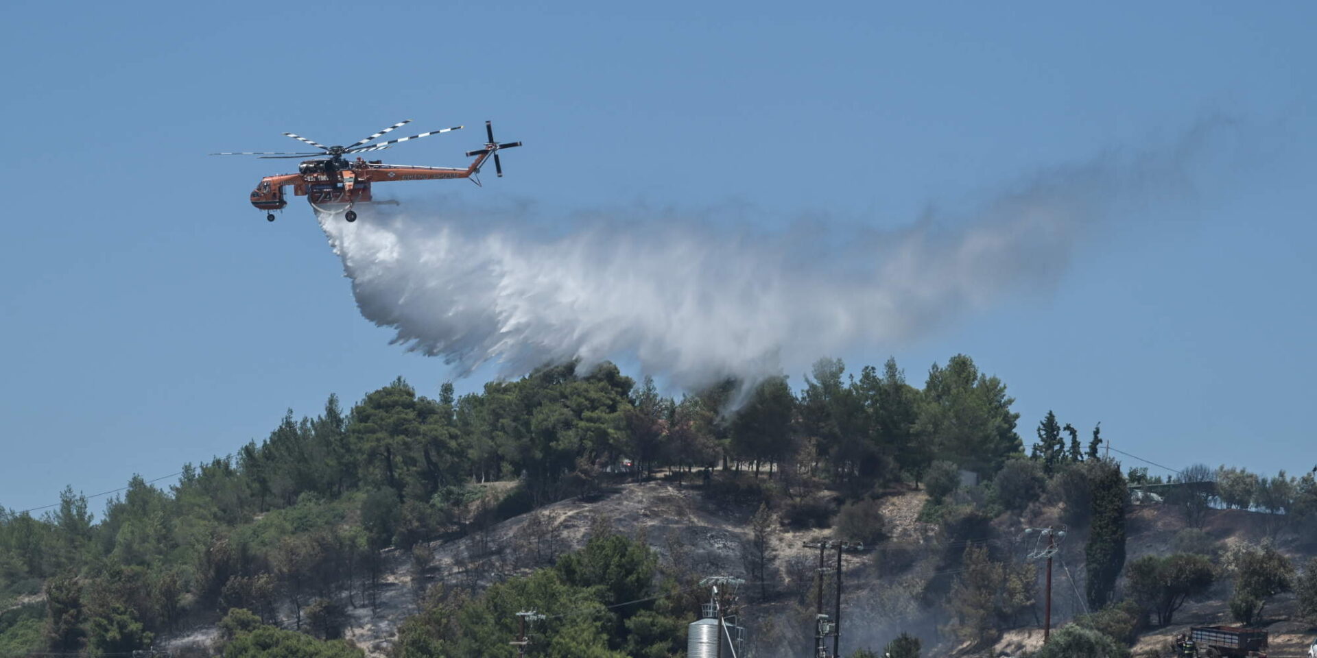 Ελικόπτερο επιχειρεί στη φωτιά στο Σχηματάρι