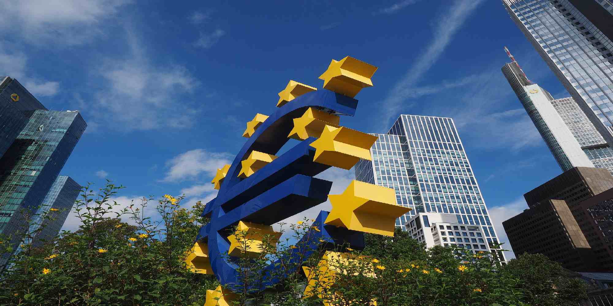 Το «γλυπτό του ευρώ» έξω από το κτίριο της ΕΚΤ