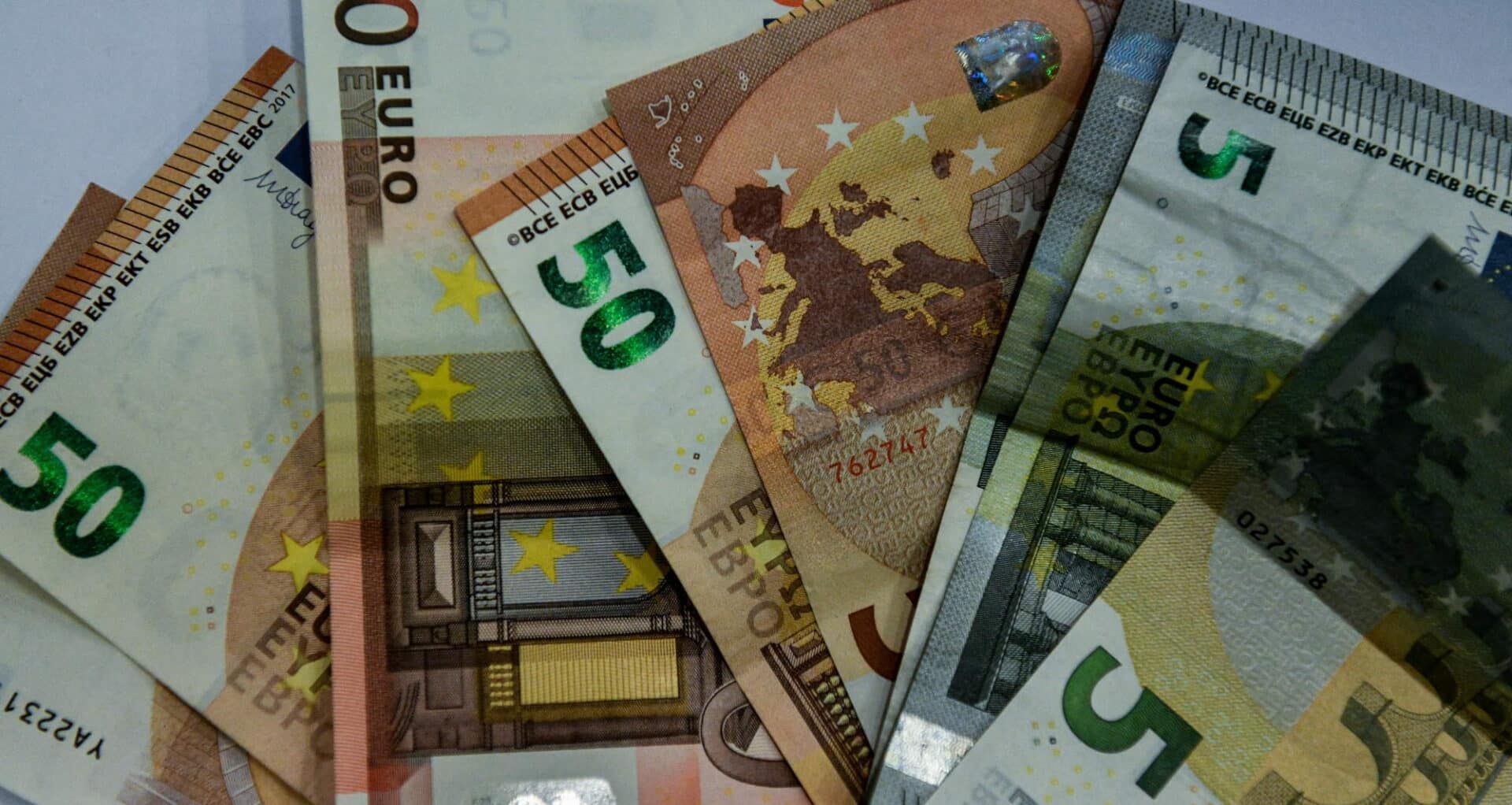 Χαρτονομίσματα των 50 και των 5 ευρώ