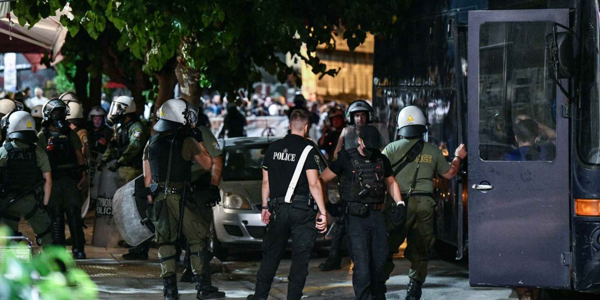 Αστυνομία και διαδηλωτές στα Εξάρχεια