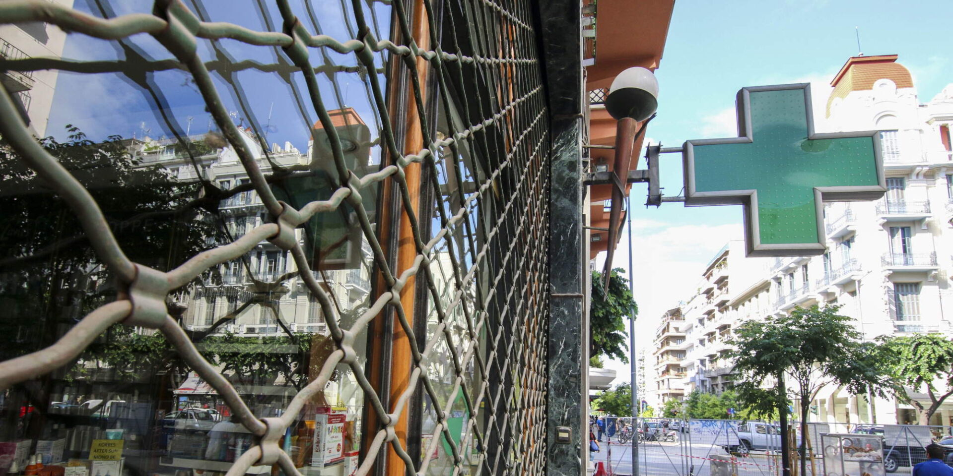 Εικόνα από το εξωτερικό ενός φαρμακείου στη Θεσσαλονίκη