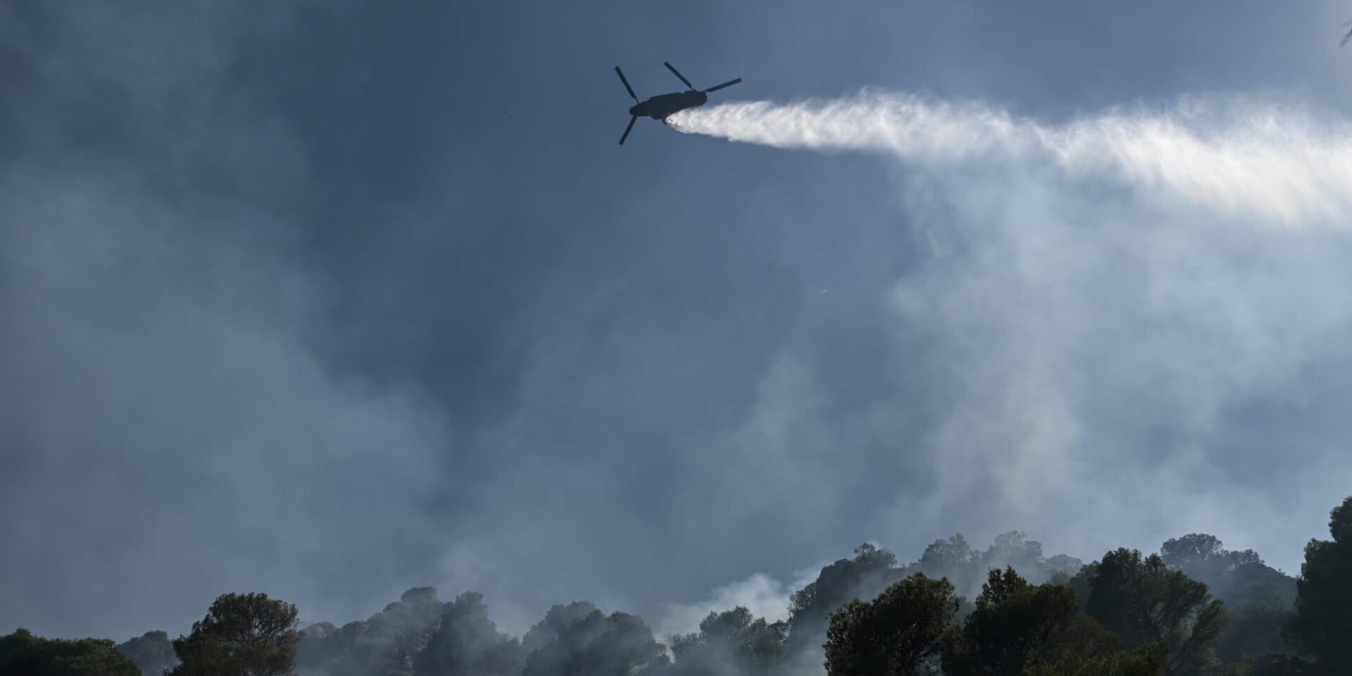Ελικόπτερο της Πυροσβεστικής σε κατάσβεση πυρκαγιάς