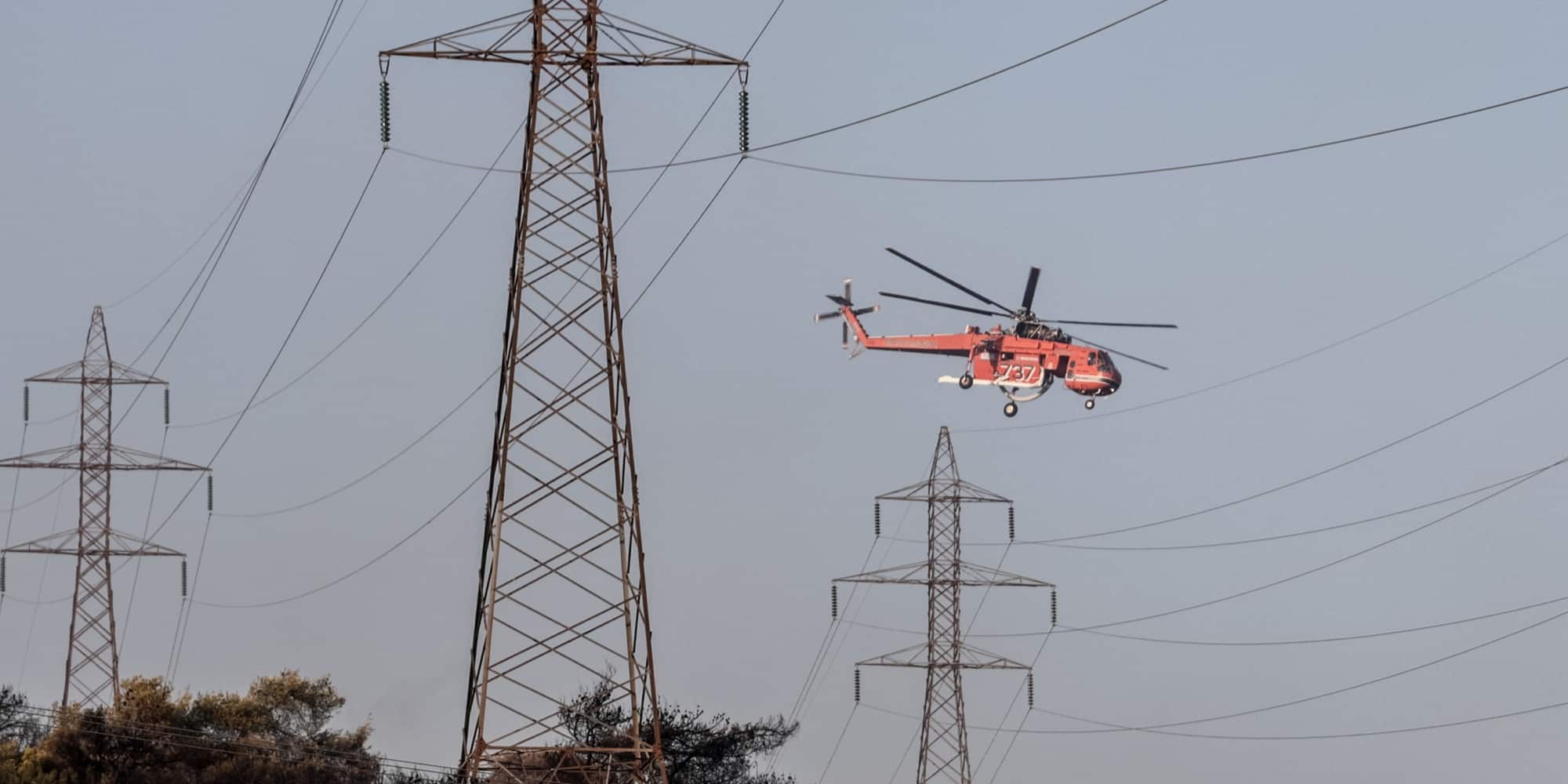 Ελικόπτερο της Πυροσβεστικής στη φωτιά στη Μάνδρα