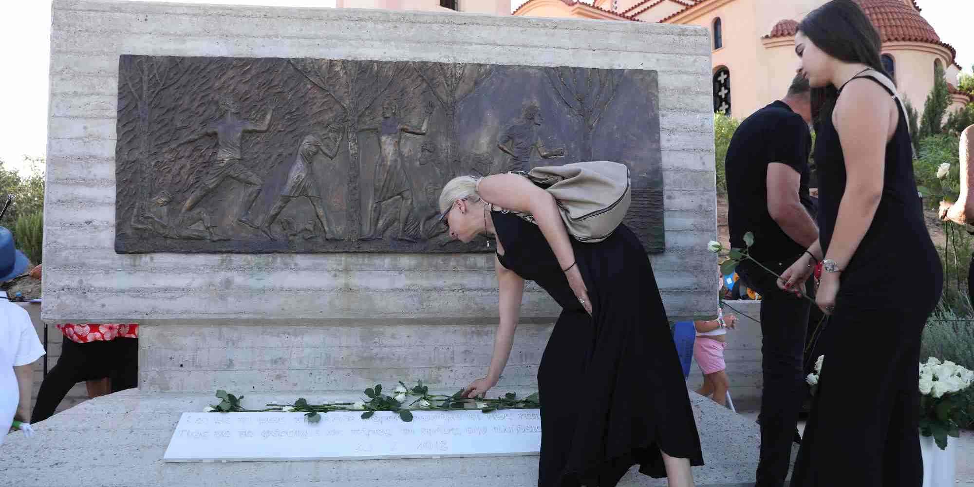 Συγγενείς και φίλοι από την καταστροφική πυρκαγιά στο Μάτι και τη Ραφήνα αφήνουν λουλούδια στο Μνημείο των θυμάτων