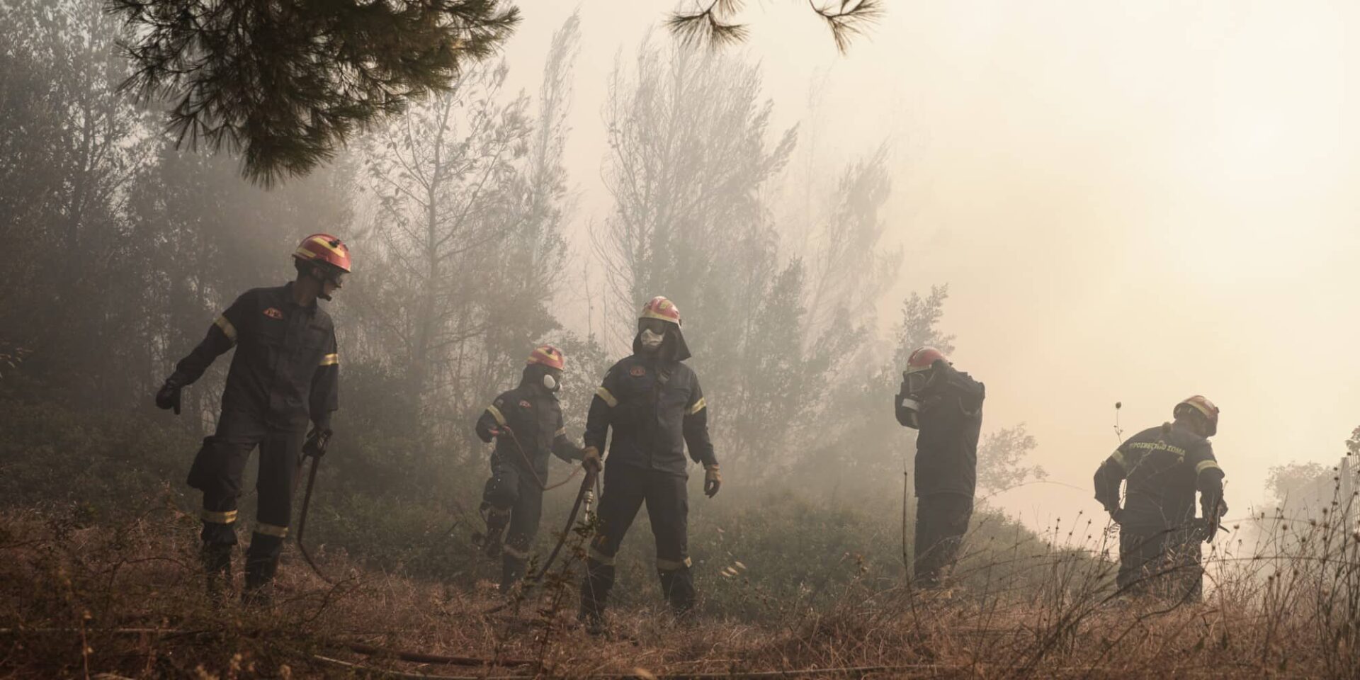 Πυροσβέστες στη φωτιά στην Πεντέλη