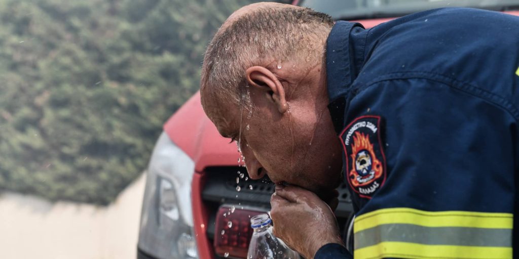 Πυροσβέστης στη φωτιά στην Πεντέλη