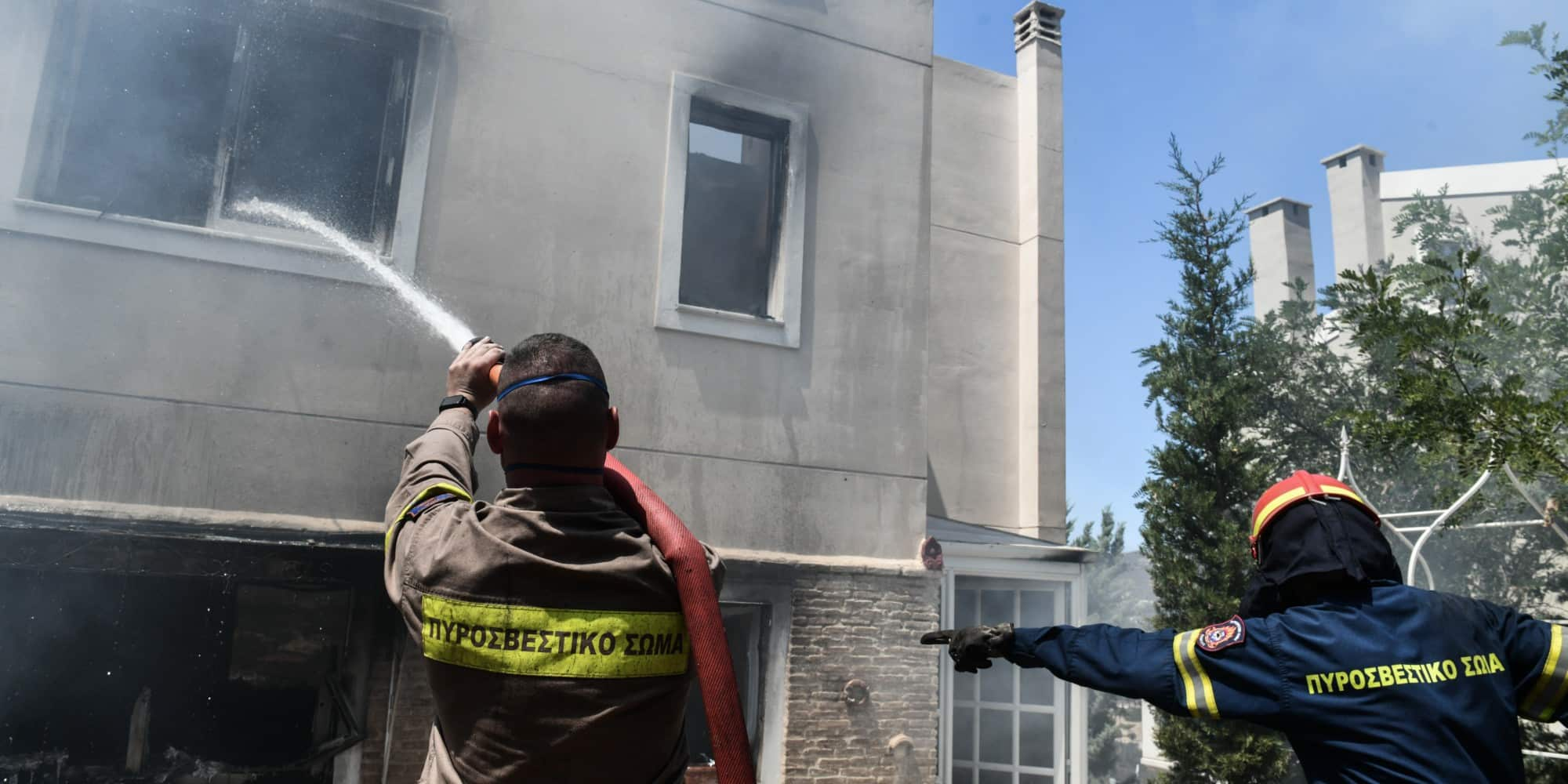 Πυροσβέστες στη φωτιά στην Πεντέλη