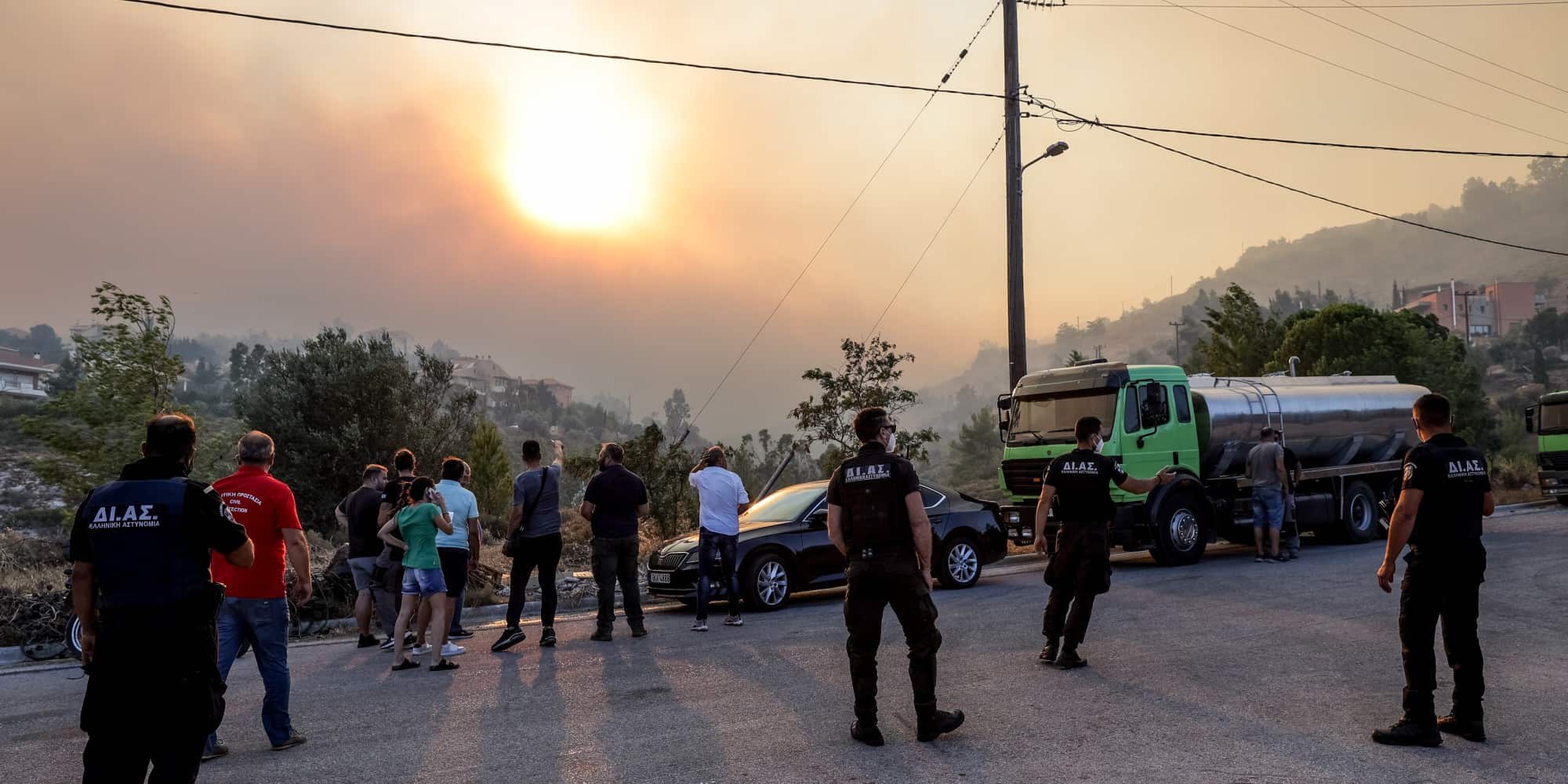 Πολίτες και αστυνομικοί βλέπουν τη φωτιά στην Πεντέλη
