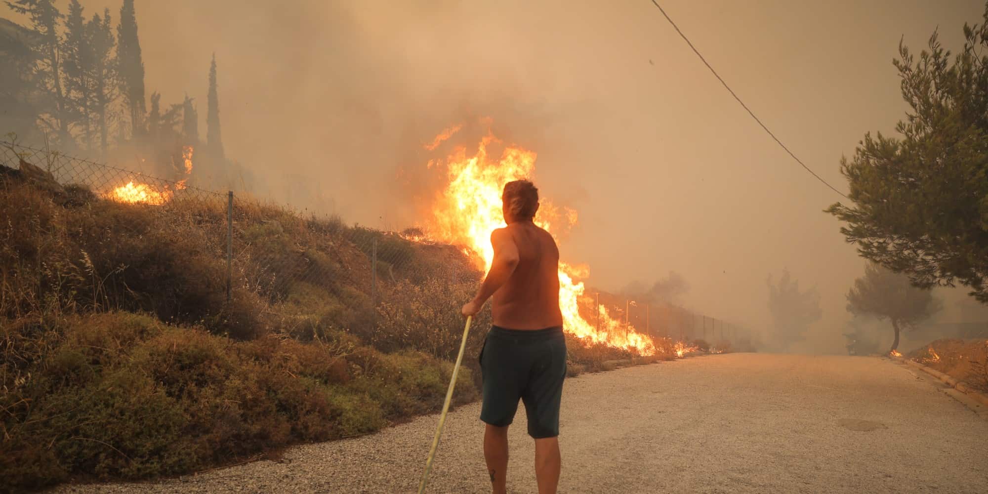 Άνθρωπος προσπαθεί να σβήσει τη φωτιά στην Πεντέλη