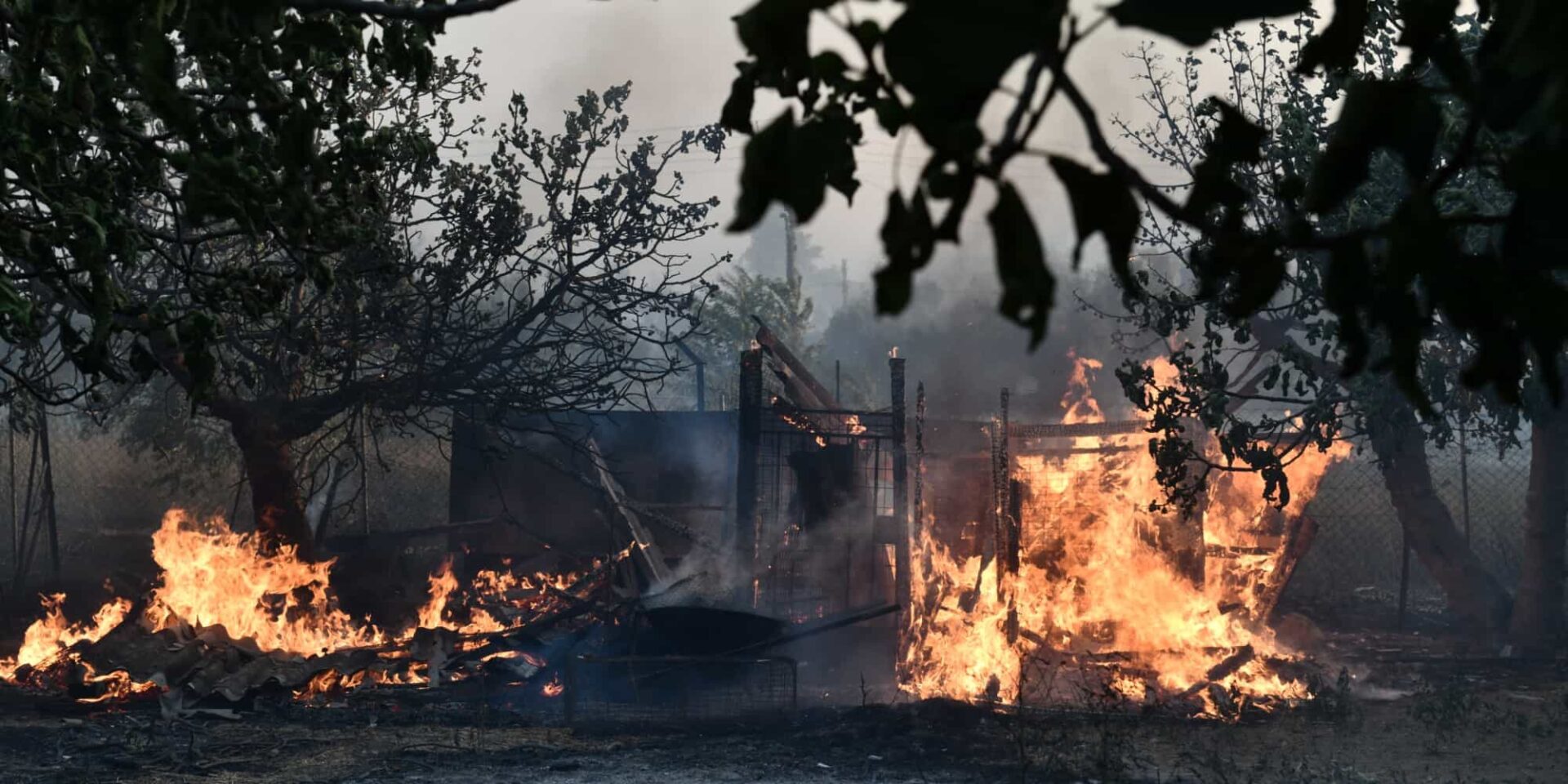 Φλόγες σε σπίτι από τη φωτιά στην Πεντέλη