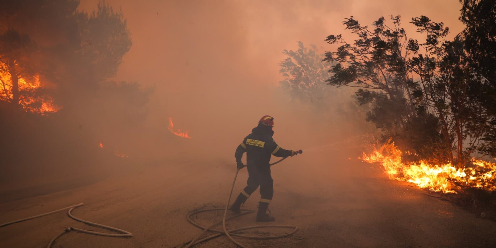 Πυροσβέστης στη φωτιά στην Πεντέλη