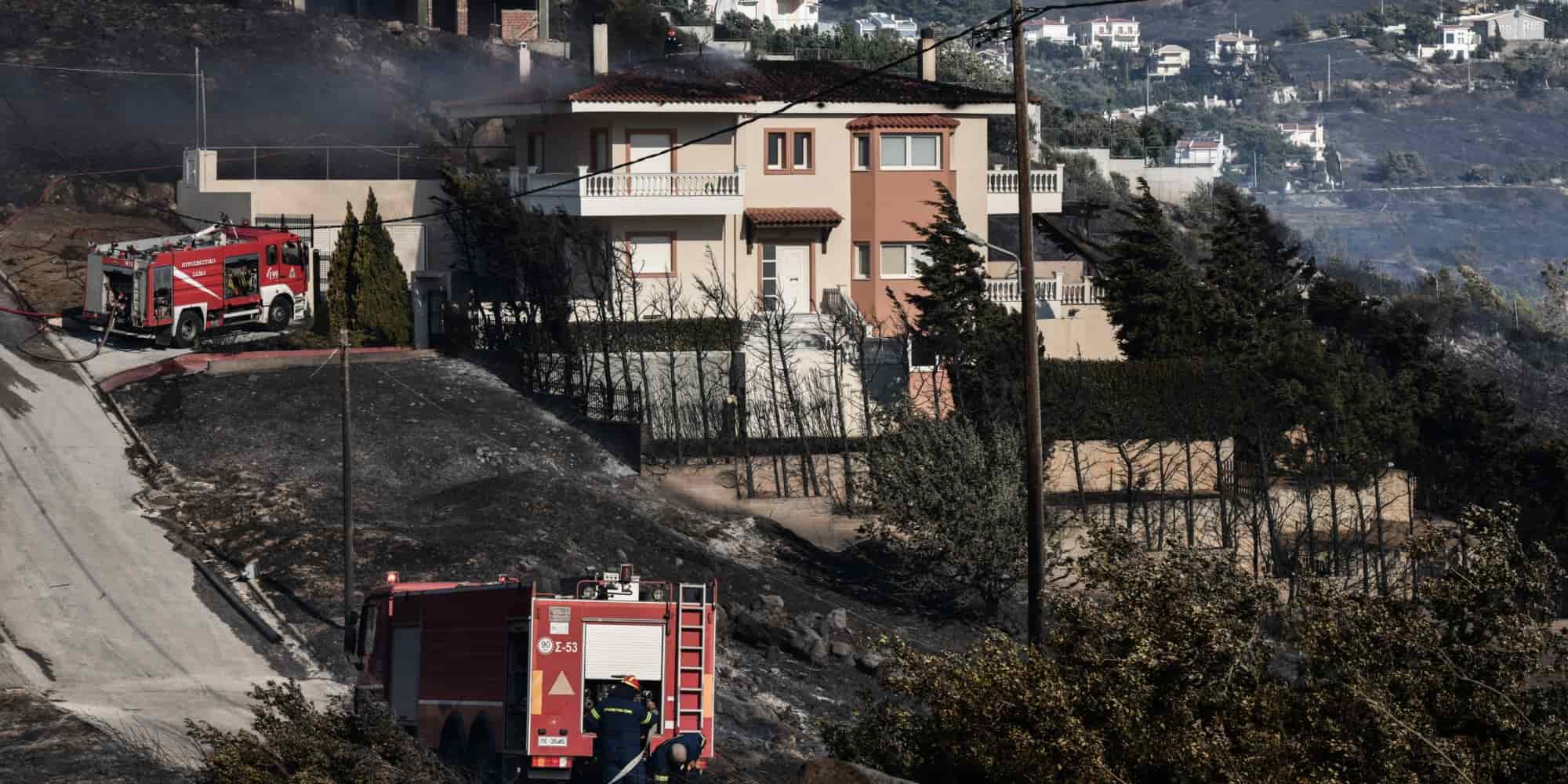Οχήματα της Πυροσβεστικής στη φωτιά σε Παλλήνη και Πεντέλη
