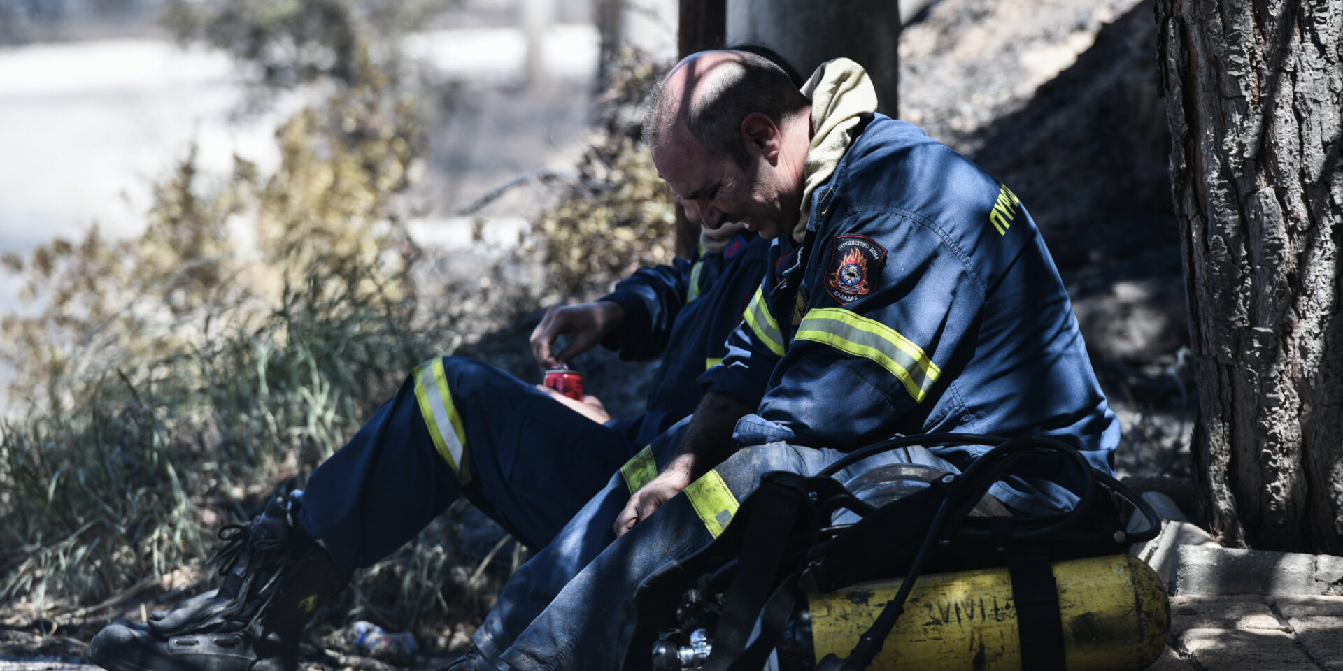 Πυροσβέστης στη φωτιά στην Πεντέλη