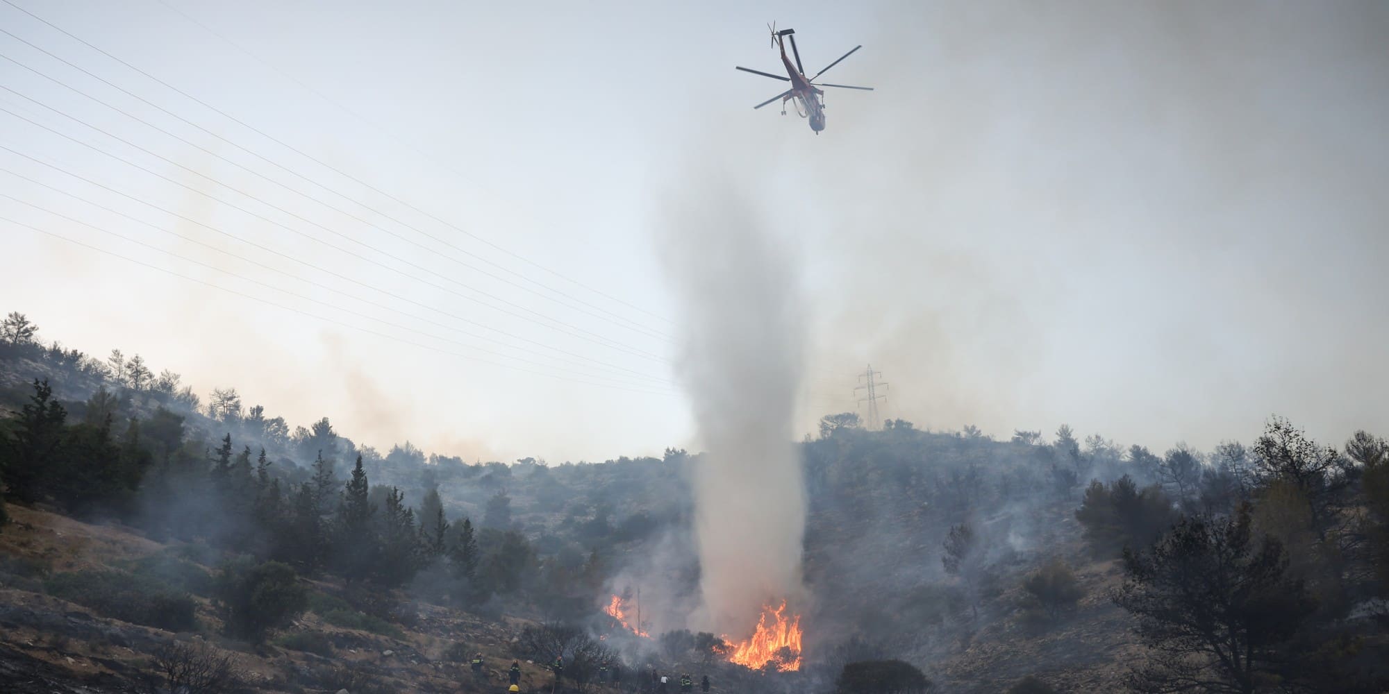 Ελικόπτερο της Πυροσβεστικής κατά τη διάρκεια κατάσβεσης φωτιάς στην Άνω Βούλα