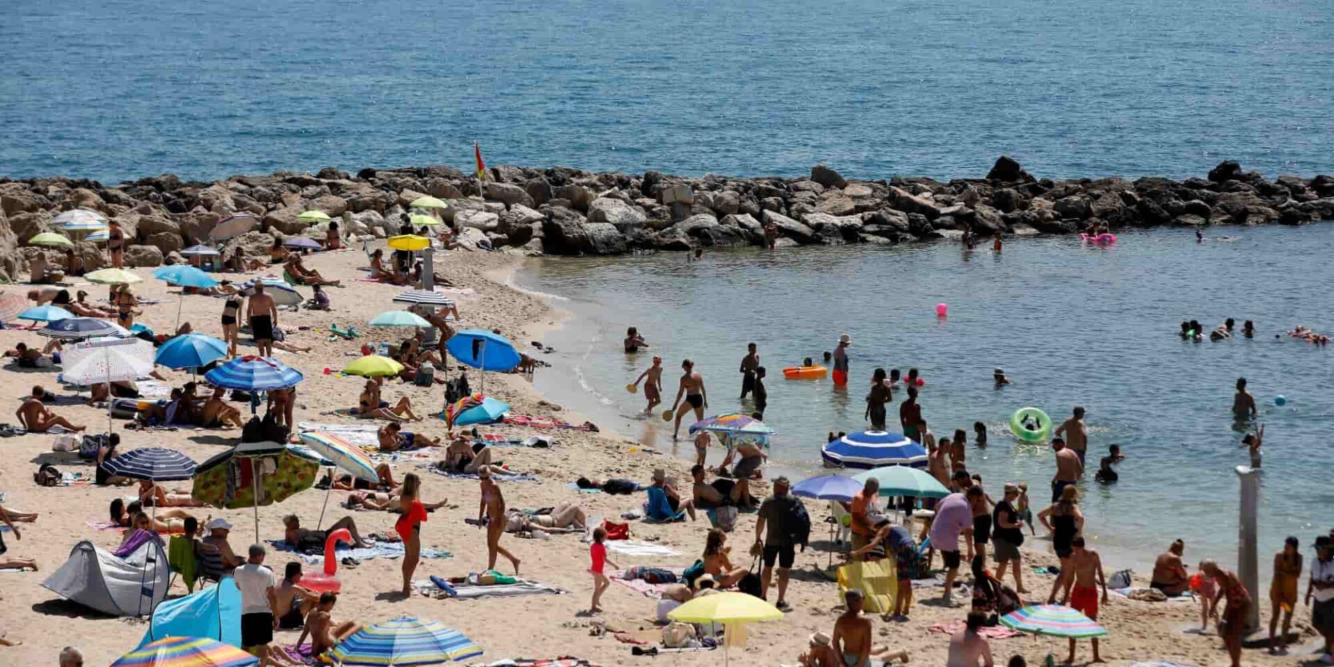 Κόσμος κάνει μπάνιο στη Γαλλία - καύσωνας