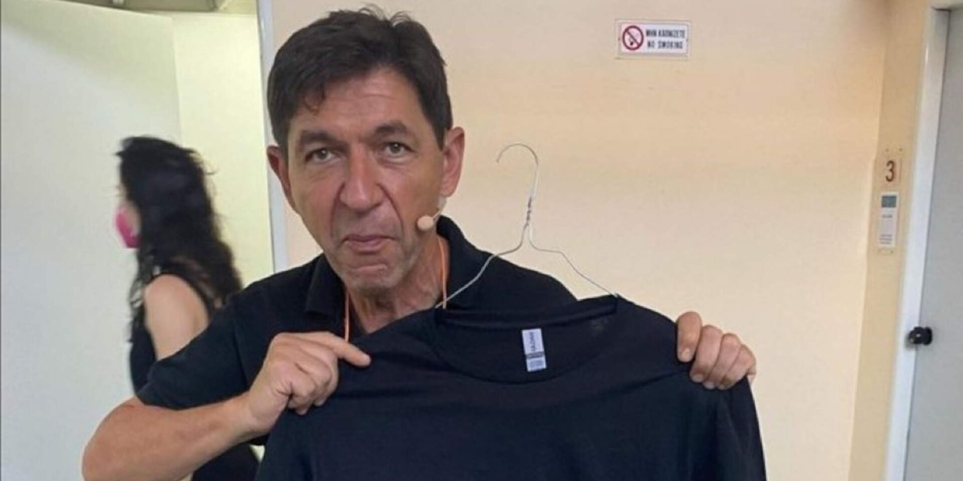 Ο Γεράσιμος Σκιαδαρέσης στην επίμαχη φωτογραφία που έφερε αντιδράσεις στο Twitter