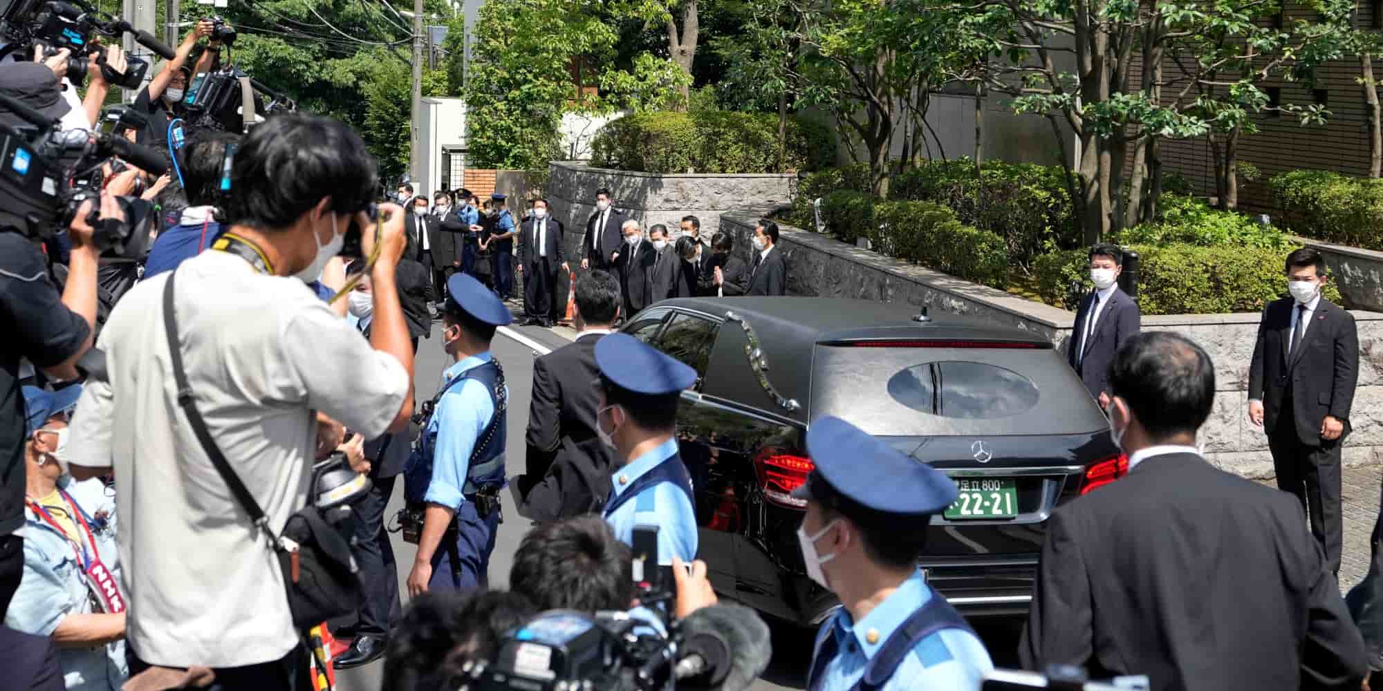Το όχημα με τη σορό του πρώην πρωθυπουργού της Ιαπωνίας, Σίνζο Άμπε