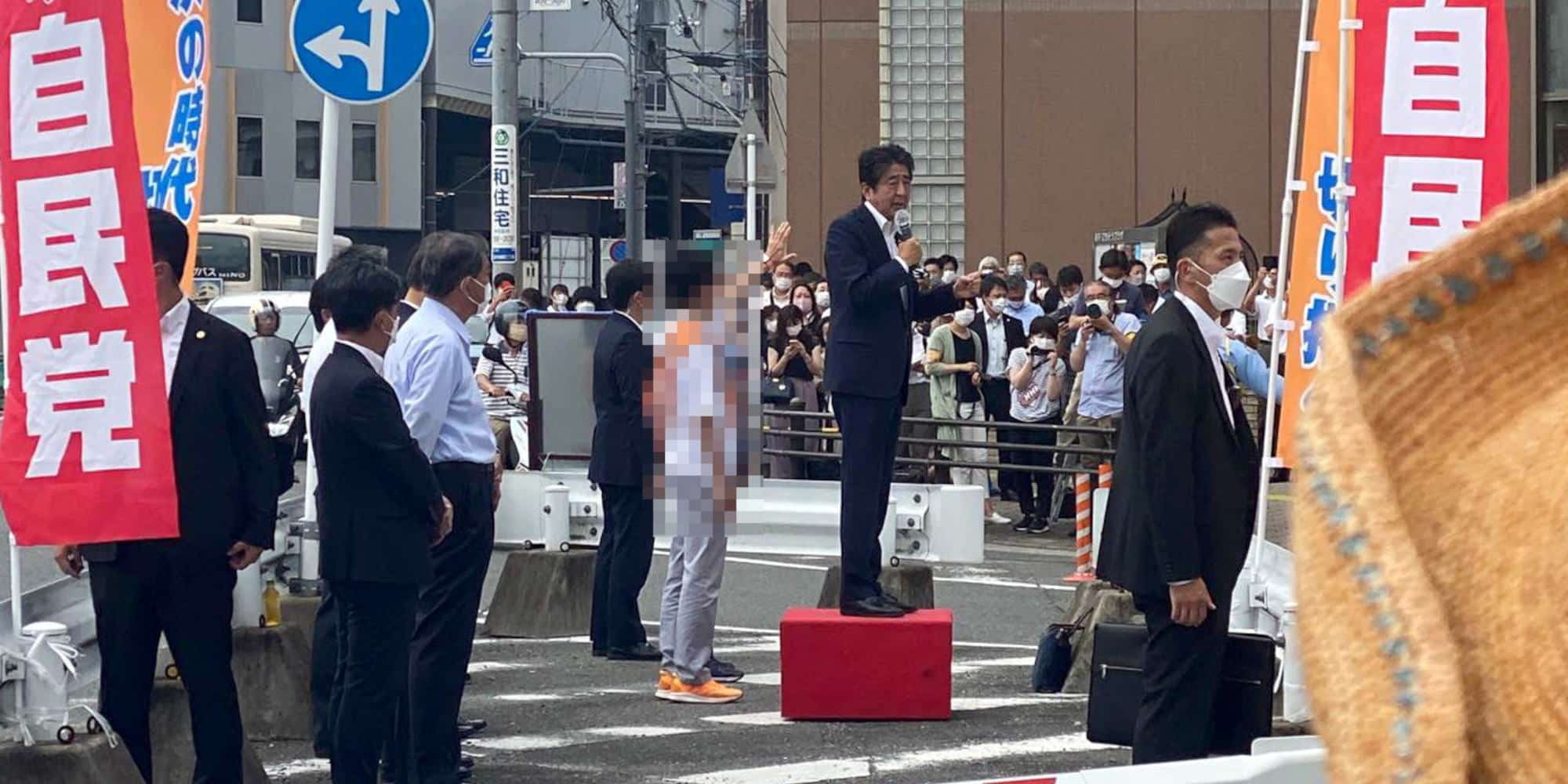 O πρώην πρωθυπουργός της Ιαπωνίας, Σίνζο Άμπε λίγο πριν τον πυροβολισμό