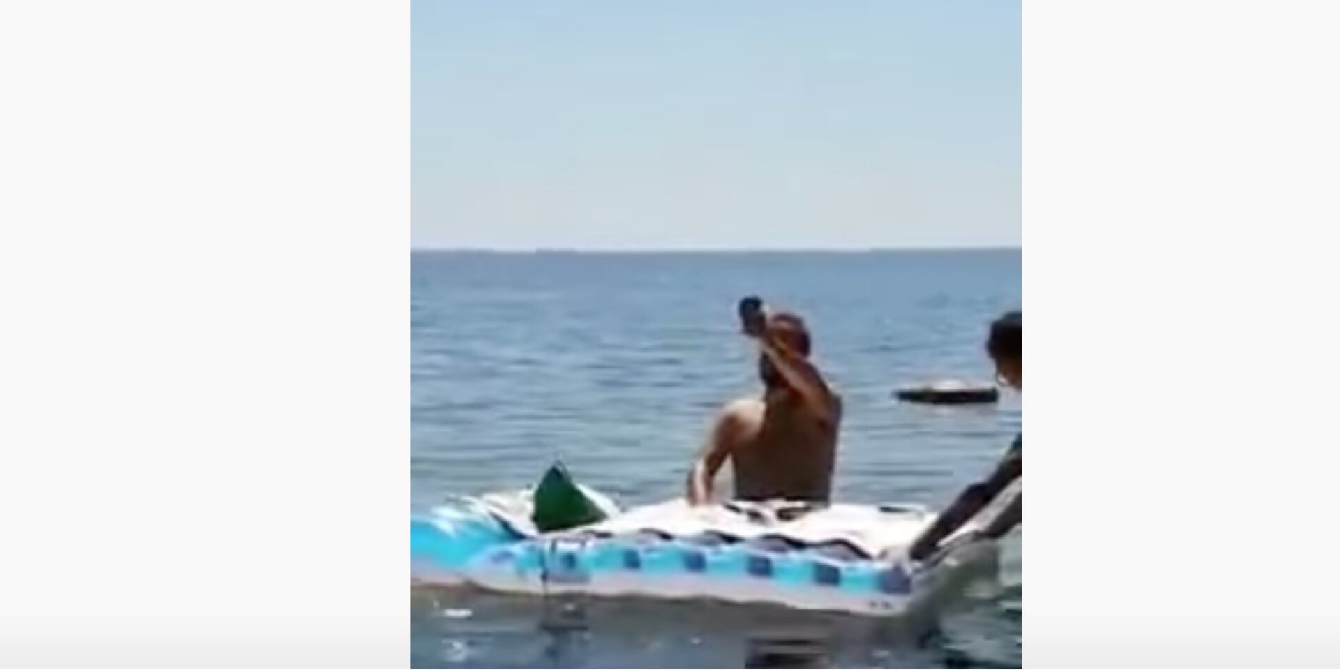 Ιερέας στην Ιταλία κάνει λειτουργία με φουσκωτό στρώμα στη θάλασσα και γίνεται viral