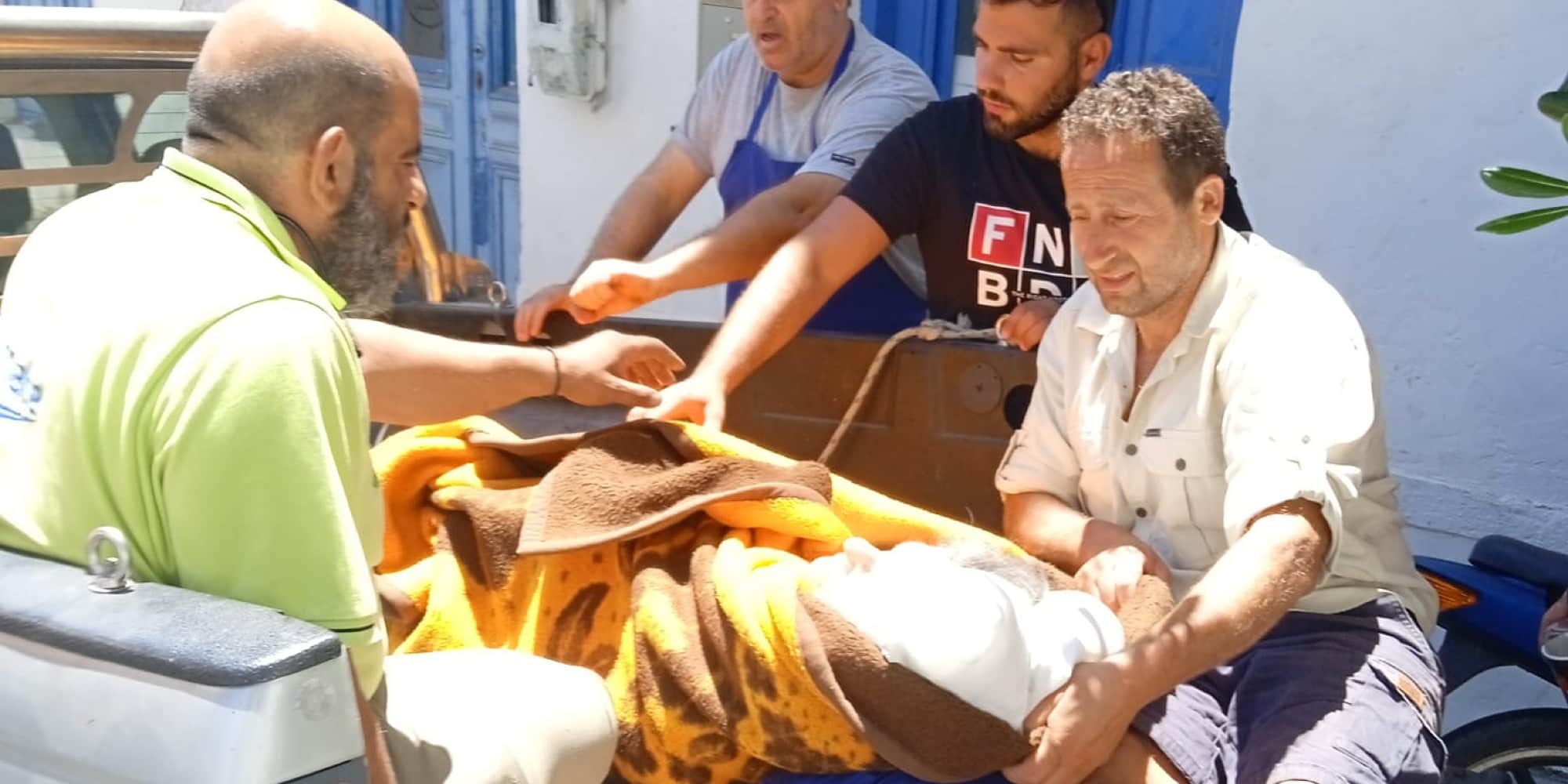 Μετέφεραν ασθενή τυλιγμένη με κουβέρτα σε καρότσα αγροτικού στην Ικαρία