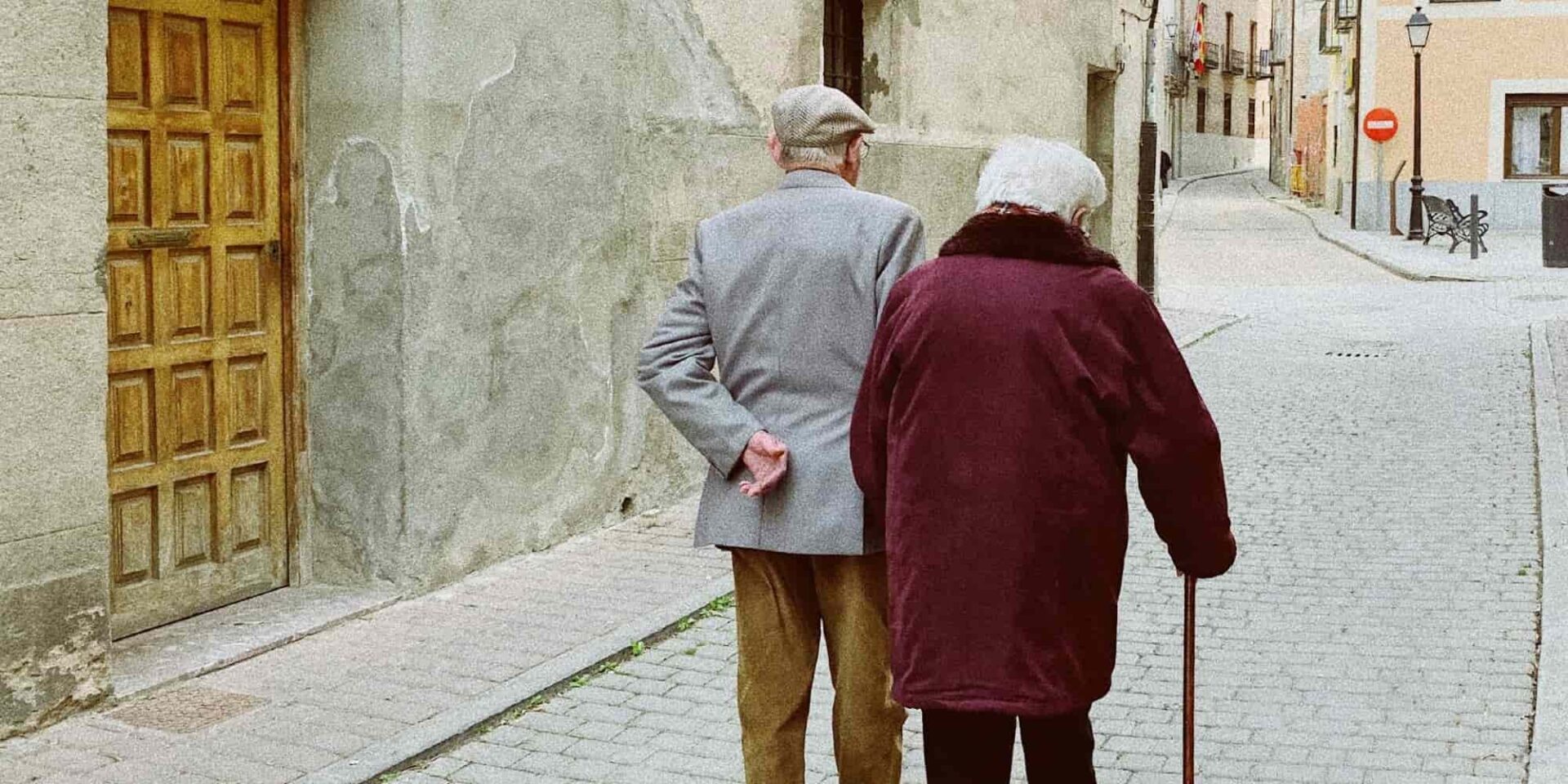 Ηλικιωμένοι κάνουν βόλτα