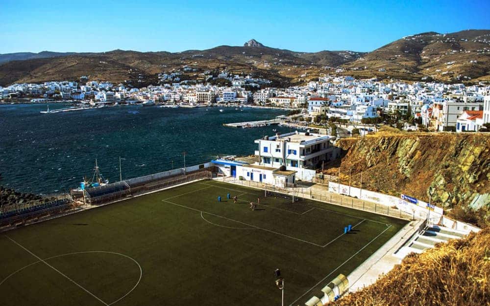 img - Τα 14 πιο περίεργα γήπεδα ποδοσφαίρου - Χτισμένα στα πιο απίθανα μέρη, ανάμεσά τους και 2 ελληνικά (εικόνες & βίντεο)