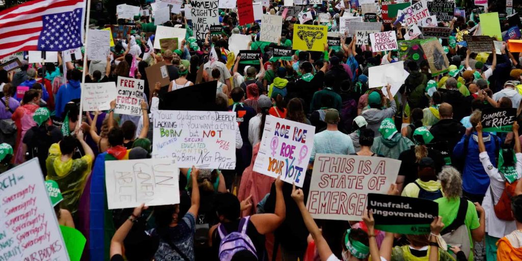 Χιλιάδες διαδηλωτές έξω από τον Λευκό Οίκο για το δικαίωμα των γυναικών στην άμβλωση στις ΗΠΑ