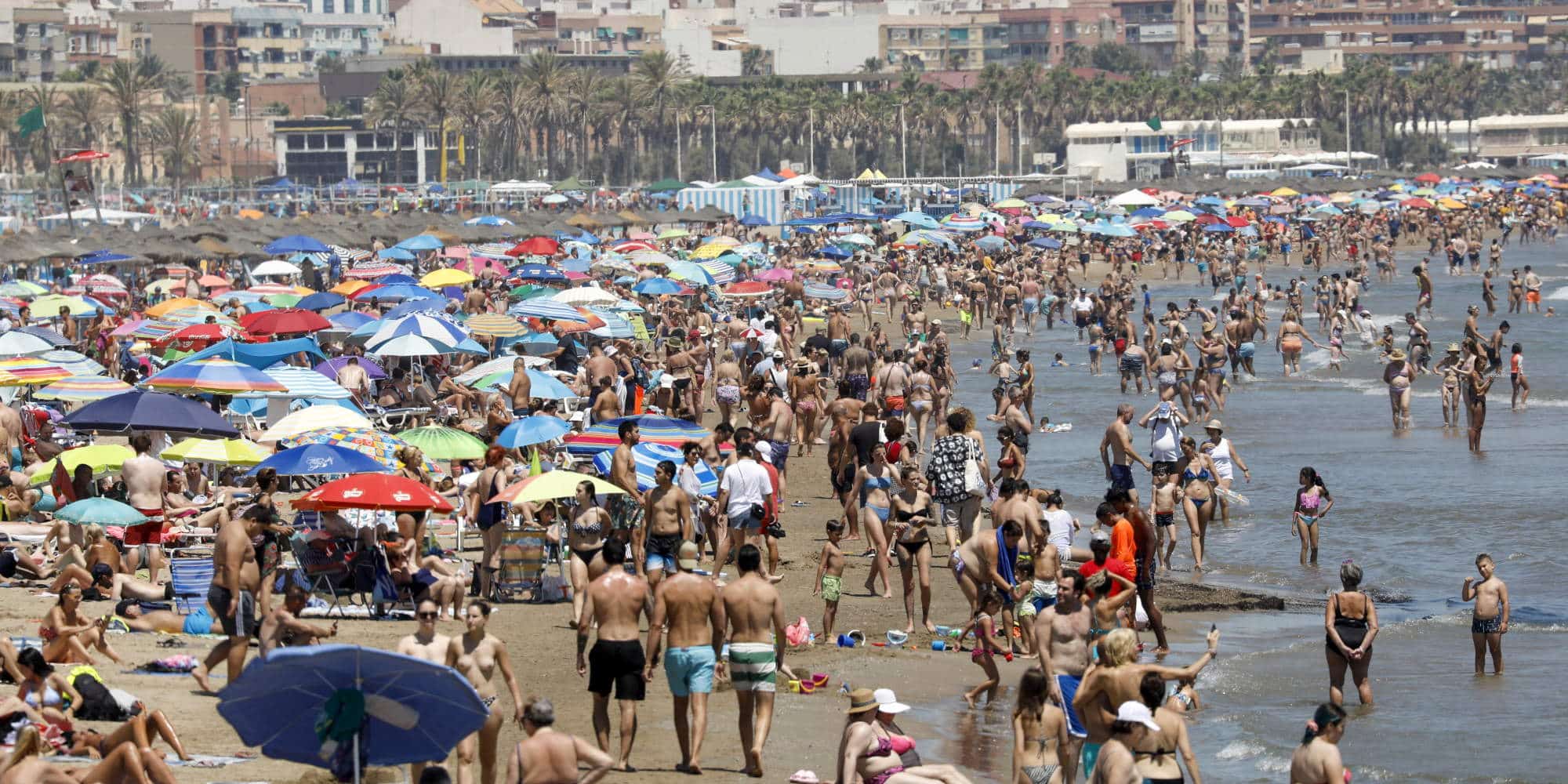 Κύμα καύσωνα στην Ισπανία οδηγεί τους πολίτες μαζικά στην παραλία