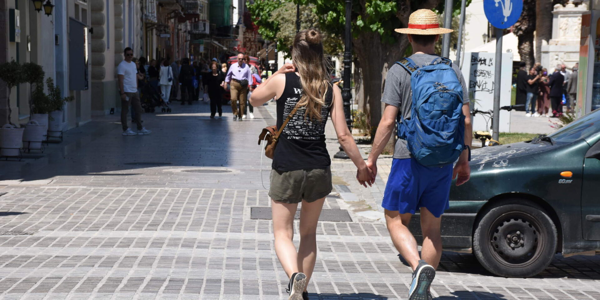 Καλοκαιρινός καιρός στο Ναύπλιο, τουρίστες απολαμβάνουν τον ήλιο στο κέντρο της πόλης