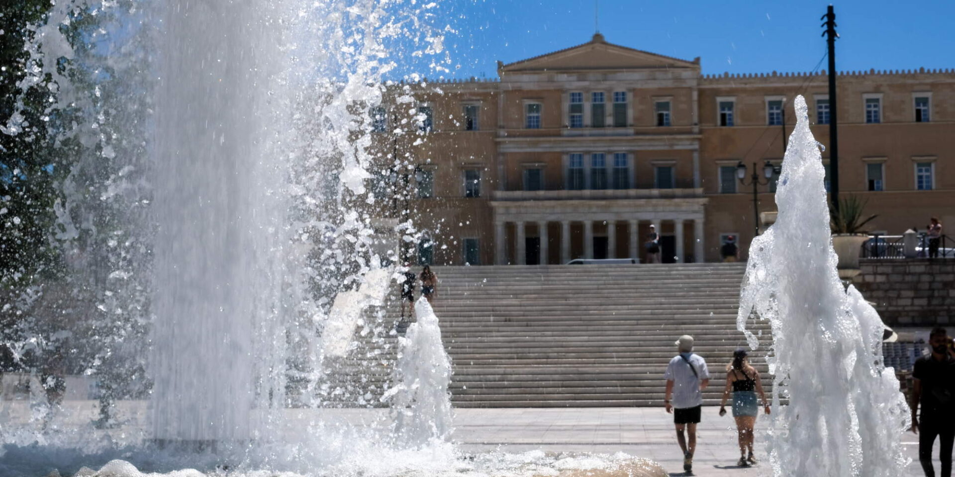 Ζεστός καιρός στο κέντρο της Αθήνας, στην πλατεία Συντάγματος