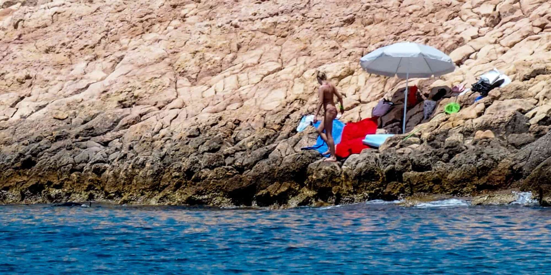 Γυναίκα έχει πάει για μπάνιο στη θάλασσα - καιρός