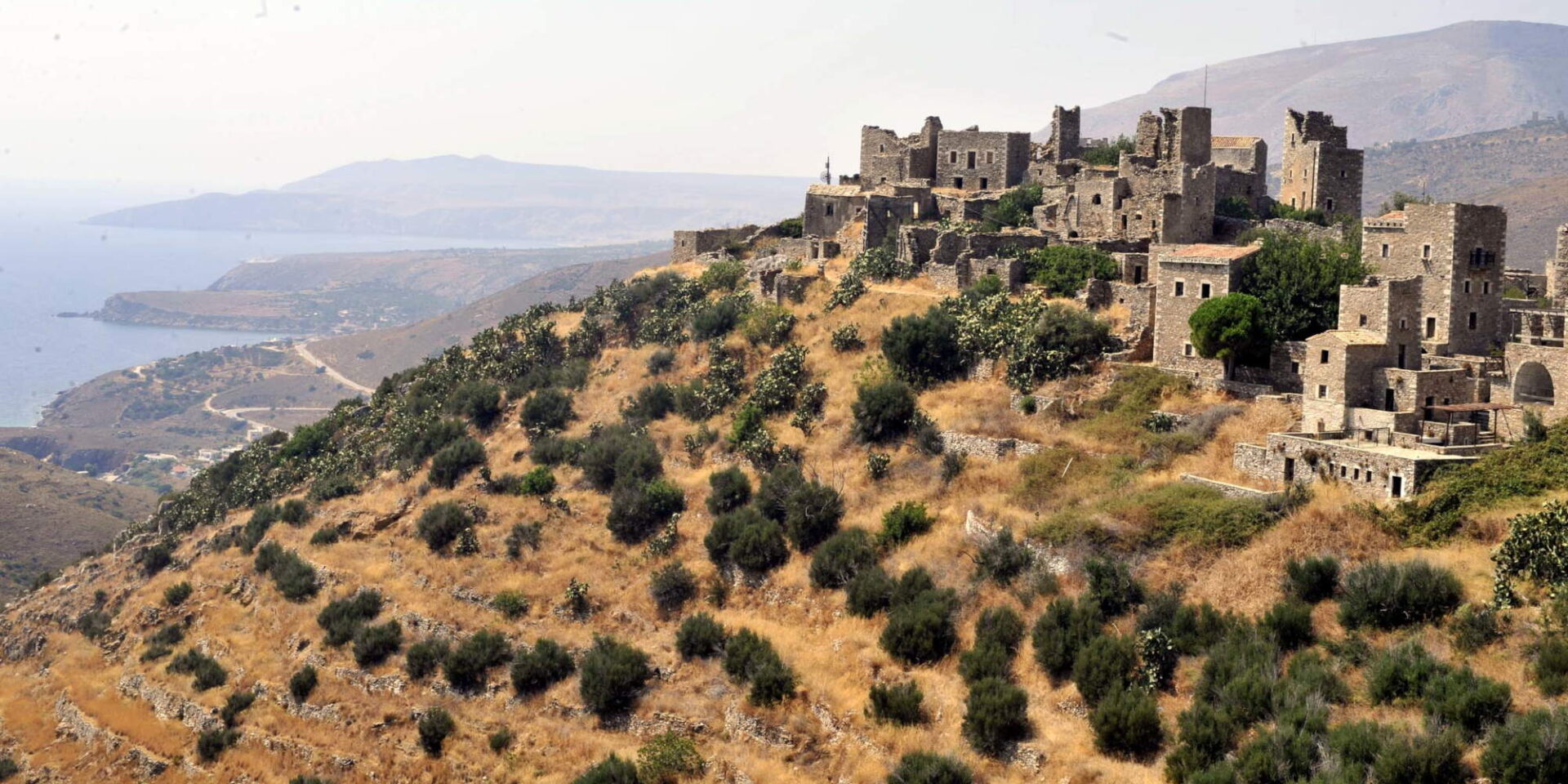 Καστροπολιτεία στη Μάνη, πάνω από το χωριό Μέζαπος