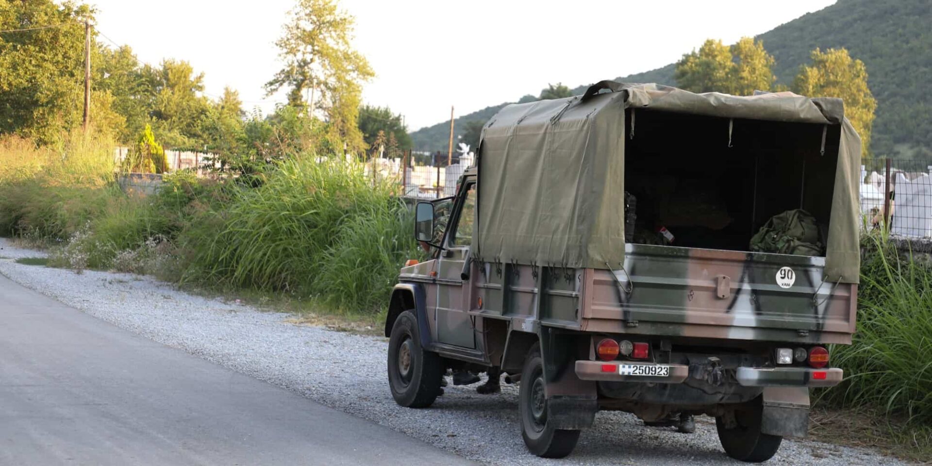 Στρατιωτικό όχημα στο σημείο που έπεσε το αεροσκάφος Antonov στην Καβάλα