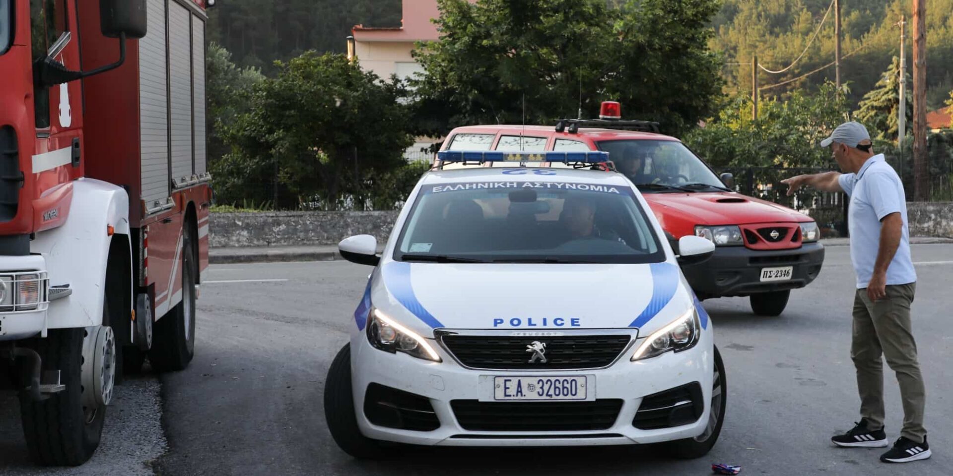 Περιπολικό όχημα στο σημείο που έπεσε το αεροσκάφος Antonov στην Καβάλα