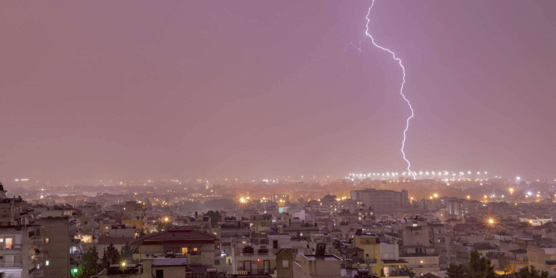 Κεραυνός πέφτει στον ορίζοντα