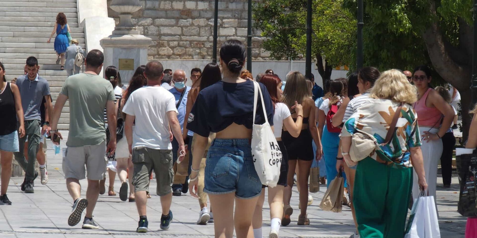 Κόσμος στην πλατεία Συντάγματος στην Αθήνα