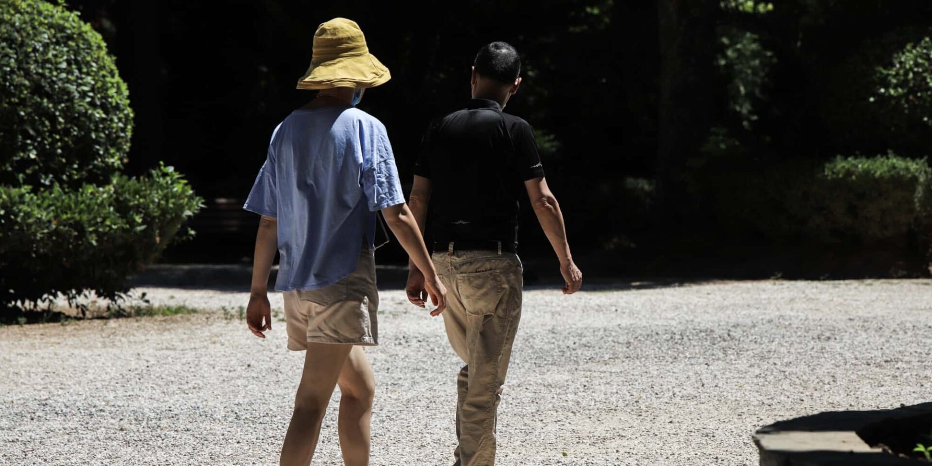 Κόσμος περπατάει στο Άλσος Κηφισιάς