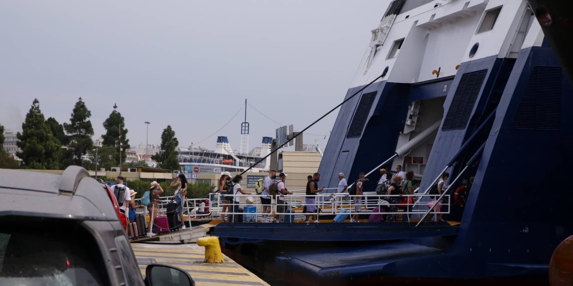 Ταξιδιώτες ετοιμάζονται να επιβιβαστούν σε πλοία στο λιμάνι του Πειραιά - επιβάτες