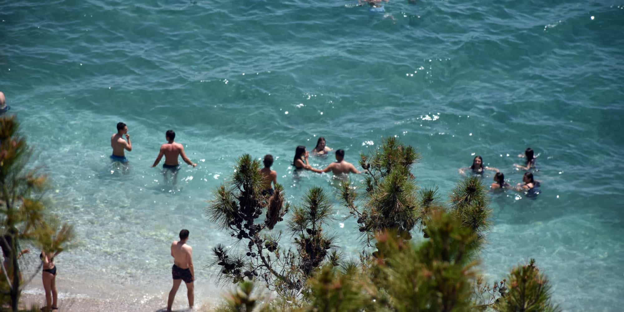 Κόσμος κάνει μπάνιο στη θάλασσα