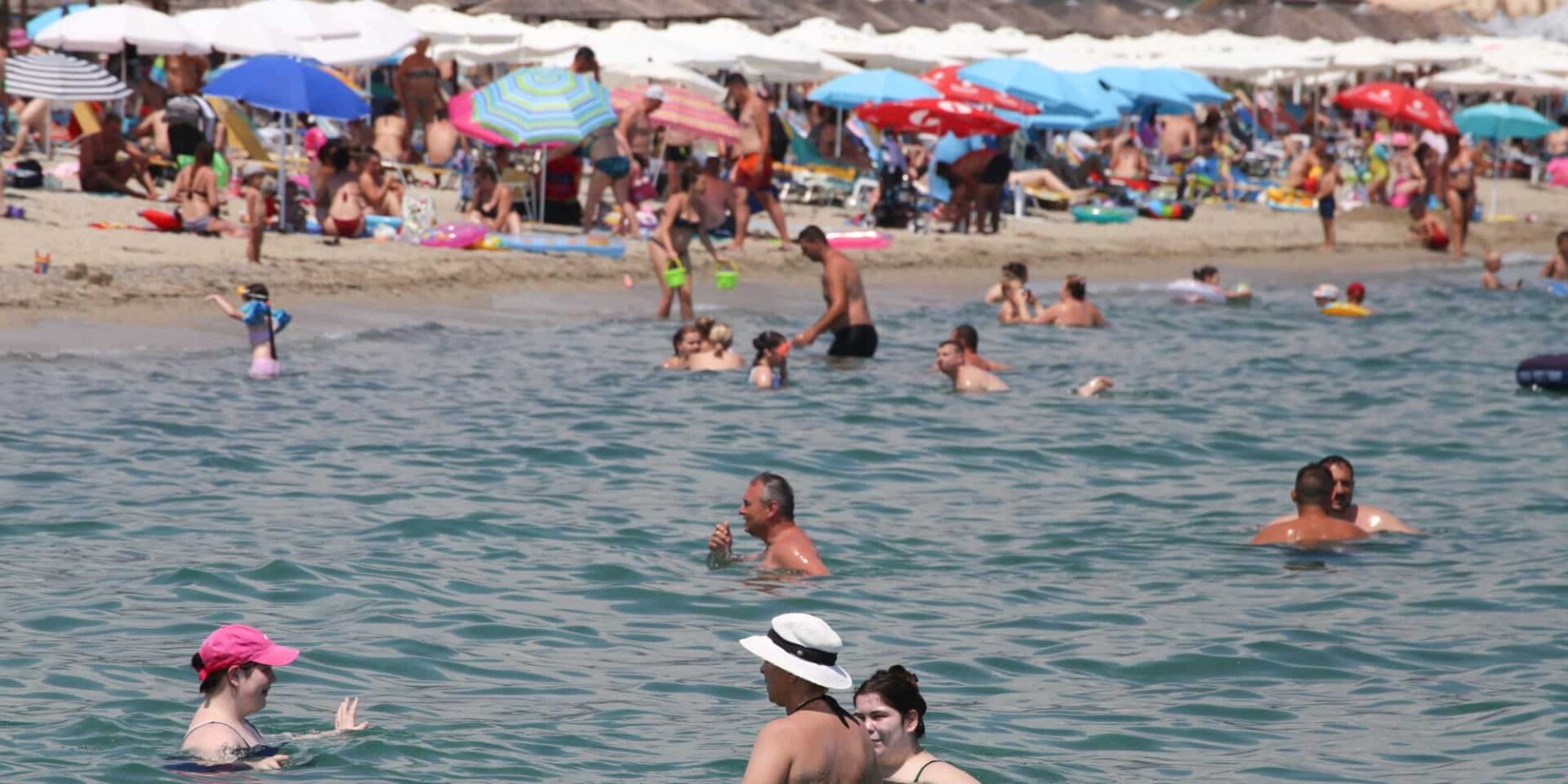 Κόσμος κάνει μπάνιο στη θάλασσα - Καιρός